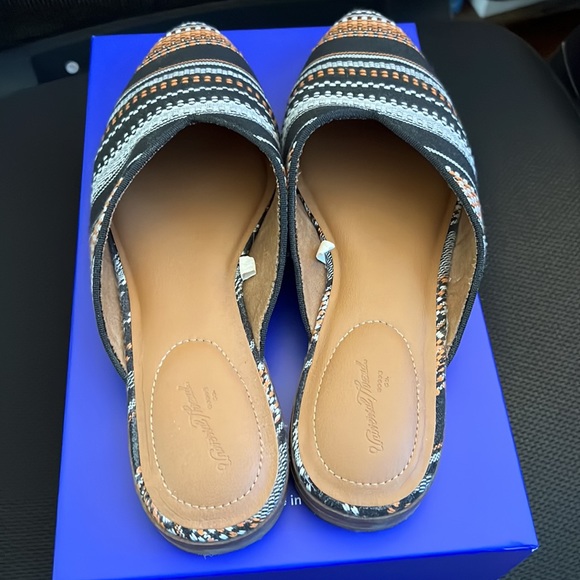 Never worn slip on backless flat pointed toe slides! Size 9! - Picture 6 of 7